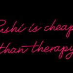 Een vrouw ondergaat een rode lichttherapie behandeling voor een stralende huid.