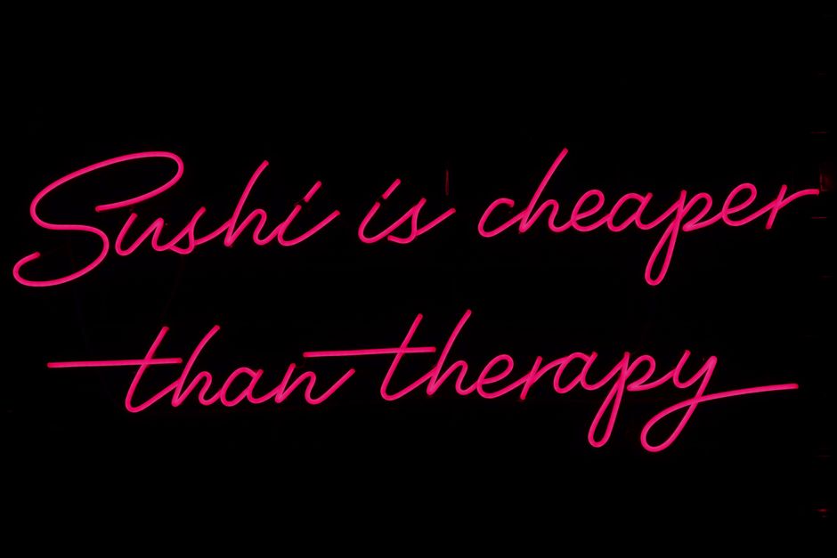 Een vrouw ondergaat een rode lichttherapie behandeling voor een stralende huid.
