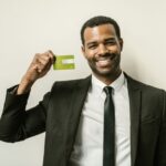 Een ondernemer die online een zakelijke rekening opent met behulp van een laptop en een notitieboekje.